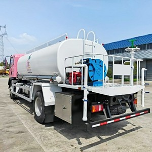 Camión Cisterna de Agua Sinotruk Howo 4x2 de 7cbm a Bajo Precio, Camión Cisterna Pequeño con Aspersor de Agua en Venta - Product Image 2