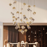 Lustres en verre à double hauteur, design artistique carré doré suspendu, style moderne, pour hall d'entrée de villa de luxe, escalier intérieur