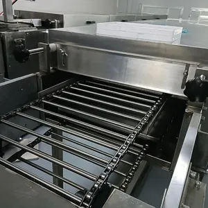 Máquina de moldagem de chocolate com enchimento central de fábrica Gusu, linha de produção de depósito de nozes de chocolate