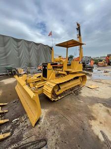Topadora de cadenas Caterpillar D3C amarilla, equipo de construcción con cuchilla y motor para tareas de movimiento de tierras - Product Image 6