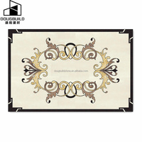 Médaillon de sol en marbre poli beige avec incrustation dorée personnalisée au jet d'eau et design graphique pour couloir d'entrée de maison