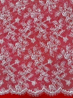 Dentelle en maille à franges de cils ornée de perles florales et de perles tubulaires, textile élégant pour robes de mariée et robes de soirée