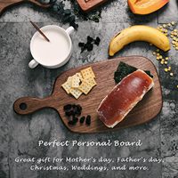 Planche à découper en bois de noyer personnalisée avec poignée pour servir le pain, les légumes, les fruits