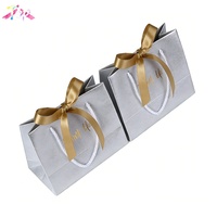 Sac cadeau en papier blanc enduit d'argent biodégradable avec logo imprimé personnalisé de luxe recyclable avec ruban doré