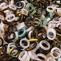 Bagues en pierres précieuses facettées de tailles aléatoires, bagues en agate naturelle de couleurs mélangées pour la vente en gros de bijoux