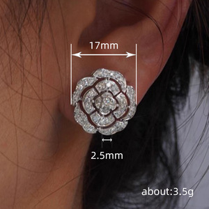 Orecchini a Perno con Fiore di Camelia, Eleganti Gioielli Lucidi per Donne, Accessorio Chic per Uso Quotidiano e Feste, Idea Regalo - Product Image 4