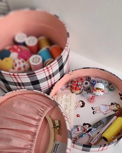 Scatole <span class=keywords><strong>Sorpresa</strong></span> Personalizzate per Bambini, Scatole Misteriose, Scatole Portaoggetti per Cucito, Piccole Scatole Portamatite Cartoon, Scatole Rotonde per Ricordi del Bambino, Confezioni in Tessuto per Regali - Product Image 5