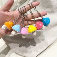 Produits en laine crochetée faits main en forme de champignons - Sacs, pendentifs pour téléphone, décorations modernes de style ferme pour Pâques et baptême