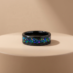 Bague de fiançailles en tungstène noir martelé 8MM avec incrustation d'<span class=keywords><strong>opale</strong></span> concassée et d'<span class=keywords><strong>opale</strong></span> galaxie, vente en gros de bijoux - Product Image 1