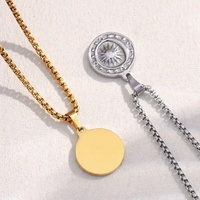 Collier Pendentif Rond Monnaie Soleil Lune Gravé en Acier Inoxydable Plaqué Or 18K avec Chaîne Carrée Perles Style Vintage pour Femme - Grande Vente