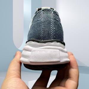 รองเท้ากีฬาดีไซน์เนอร์ที่ทันสมัย สวมใส่สบาย และระบายอากาศได้ดี ดีไซน์ผ้าเดนิม รองเท้าส้นตึกสไตล์คลาสสิกของแบรนด์ - Product Image 2