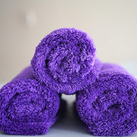 Serviette de nettoyage de voiture carrée en polaire corail avec logo personnalisé, très absorbante, en microfibre sans bords, tissée, pour séchage, lavage et polissage