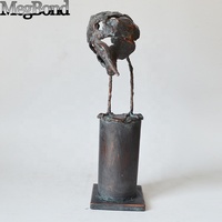Statue d'oiseau en métal d'heron d'apparence abstraite debout sur une bûche, décoration en métal de jardin