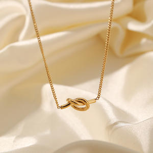 Collana con nodo placcato in oro 18K con catena a maglie minimalista con diamante perfetto regalo per la festa della mamma della tua madre preferita - Product Image 1