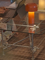 Table basse rectangulaire en verre trempé avec un design moderne et simple et un cadre en métal pour le mobilier de salon