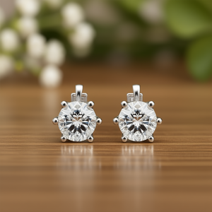 Orecchini a lobo E1757 in oro bianco con diamanti taglio brillante rotondo, montatura a griffe, gioielli classici da donna per fidanzamento - Product Image 2