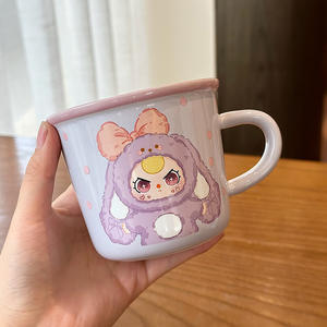 Mignonne tasse en céramique pour enfants de 2 à 4 ans, tasse individuelle avec poignée et cuillère, motif violet, collection Printemps 2025 - Product Image 1