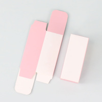 Boîte d'emballage cosmétique blanche avec logo personnalisé du fabricant pour rouge à lèvres rose et brillant à lèvres avec gaufrage et stratification mate