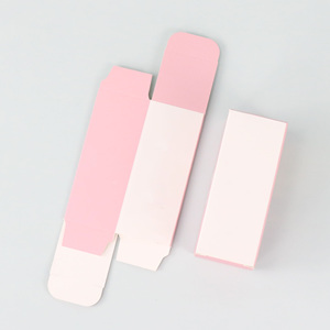 Boîte d'emballage cosmétique blanche avec logo personnalisé du fabricant pour rouge à lèvres rose et brillant à lèvres avec gaufrage et stratification mate - Product Image 1