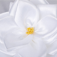 Fleur blanche en soie funéraire avec clip fournitures funéraires de corsage blanc de luxe