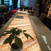 Revêtement mural en pierre artificielle rétroéclairée de luxe moderne, écologique et ignifuge pour la réception d'hôtel