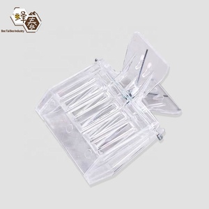 Jaula para Abeja Reina <span class=keywords><strong>de</strong></span> Plástico Transparente, Estilo Pinza, Controlador <span class=keywords><strong>de</strong></span> <span class=keywords><strong>Abejas</strong></span> Reinas, Abrazadera Atrapadora para <span class=keywords><strong>Abejas</strong></span> Trabajadoras que no se pueden escapar - Product Image 1