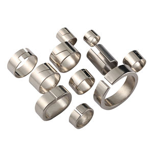 جلبة مستديرة مخصصة من الفولاذ المقاوم للصدأ مع حلقة احتجاز Circlip مطلية بالنيكل والزنك مضادة للتآكل OEM للمعدات - Product Image 1