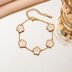 Bracciale Trendy in Acciaio Inossidabile Placcato Oro 18K con Quadrifoglio Portafortuna, Gioiello Cristiano per Compleanno e Anniversario - Product Image 3