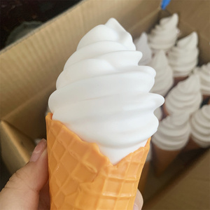Cornet de crème glacée molle en PVC blanc, modèle artisanal de collection, ornement décoratif, accessoire de présentation estival pour snacks et street food - Product Image 2