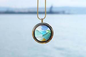 Collier avec pendentif flottant en verre de mer naturel |   Pendentif rond en alliage de zinc plaqué or |   Bijoux Cadeaux pour Femmes pour les Vacances d'Été à la Plage - Product Image 6