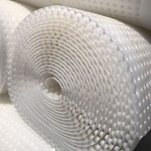 Tabla de drenaje de plástico de alto flujo con canales para paisajismo y drenaje trasero de muros de contención - Product Image 5