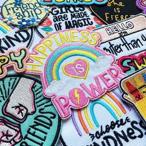 Patchs brodés personnalisés en gros, motifs mignons et amusants (Bonheur/Amis/Amour), thermocollants pour jeans, sacs et vêtements - Product Image 3
