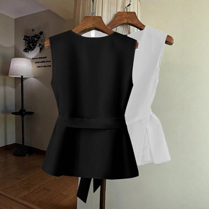<span class=keywords><strong>Gilet</strong></span> de costume élégant noir et blanc pour <span class=keywords><strong>femme</strong></span>, collection Printemps-Automne 2026, coupe ajustée <span class=keywords><strong>avec</strong></span> <span class=keywords><strong>ceinture</strong></span>, sans manches, style veste courte à motif cheval. - Product Image 2