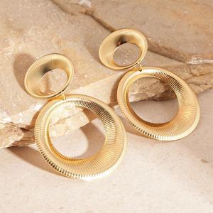 Pendientes de Aro Grandes de Metal Geométrico Chapados en Oro con Rayas Exageradas de Doble Capa Estilo Punk para Mujer - Product Image 5