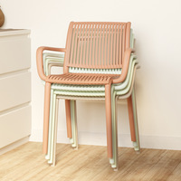 Chaise de salle à manger en plastique style crème nordique moderne, épaissie, à rayures verticales, empilable, non pliable, pour le loisir