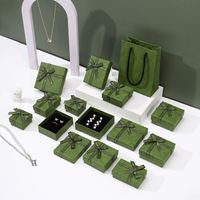 Collection de boîtes à bijoux A1 avec ruban vert, insert de présentation noir, sac en papier à motifs et nœud décoratif pour colliers et boucles d'oreilles