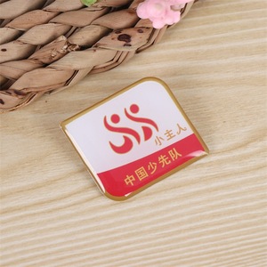 Insignias Escolares Personalizadas Shengwang de Metal, Broches de Solapa Pintados de Aleación de Zinc para Regalos Conmemorativos de Graduación - Product Image 3