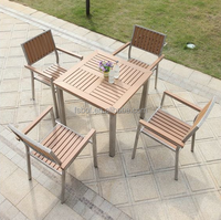Ensemble de salle à manger de patio pliable toutes saisons 4 places avec table carrée en composite bois-plastique et chaises pliantes pour jardin et balcon