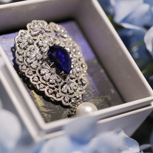 <span class=keywords><strong>Broche</strong></span> tendance en vente chaude, bijoux de luxe, design rouge et bleu, zircone cubique, perle blanche, <span class=keywords><strong>grande</strong></span> <span class=keywords><strong>broche</strong></span> à pendentif, mode féminine - Product Image 3
