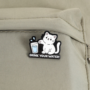 Pin de Esmalte de Gato Blanco Kawaii con Frase Divertida: Vino, Vi, Olvidé Qué Estaba Haciendo - Product Image 4