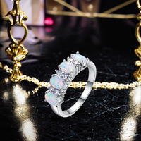 Meilleures ventes Bagues en laiton opale blanche opale de feu rose pour femmes Nouveau design Bijoux de mode classiques Pierres précieuses Prix de gros