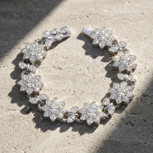 Bracelet manchette en argent 925 pour femme, moissanite taille brillant ronde en forme d'étoile, sertissage griffe, bijoux de mariage de luxe - Product Image 3