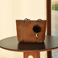 Sac à main rétro en similicuir suédé, grand sac fourre-tout en cuir végétalien souple avec breloques, élégant sac à bandoulière pour le quotidien et les voyages