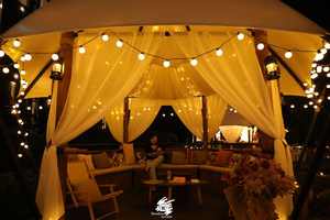 Public Scenic Resort Area Light Luxury Veil Tent Cabin Camping Structure ouverte Auvent de maison en bois pour célébration Party Catering - Product Image 4