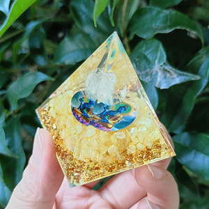 Pyramide en résine époxy avec galets de cristal, ornement de bureau, décoration d'aquarium, boule de citrine, cadeau - Product Image 4