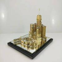 Modèle de bâtiment en métal et cristal de la tour de l'horloge et de la mosquée de la Mecque au design exquis, à vendre