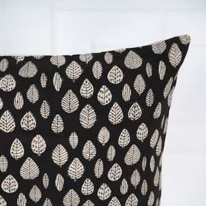 <span class=keywords><strong>Housse</strong></span> <span class=keywords><strong>de</strong></span> <span class=keywords><strong>coussin</strong></span> style ferme à motifs imprimés, motif feuilles <span class=keywords><strong>noir</strong></span> <span class=keywords><strong>et</strong></span> blanc, <span class=keywords><strong>housse</strong></span> <span class=keywords><strong>de</strong></span> <span class=keywords><strong>coussin</strong></span> décorative, matériaux <span class=keywords><strong>et</strong></span> tailles personnalisables - Product Image 6