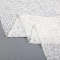 Offre Spéciale respirant petit trou partout Floral blanc teint 100% coton mousseline de soie broderie tissu pour les femmes robe