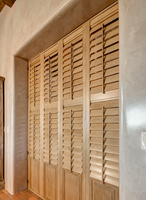 Portes coulissantes et pliantes en bois teinté de luxe sur mesure en Paulownia et Tilleul pour Villas et Hôtels