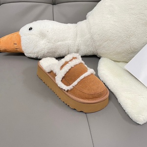 Pantuflas Uggs personalizadas para mujer, a la moda, nuevas, con forro de piel, gruesas, con propiedades antideslizantes y aislantes del calor - Product Image 2